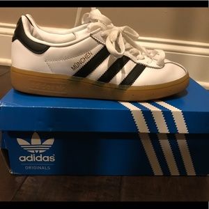Adidas Munchen WHT gum sole Sz US 4.5men/6.5 women